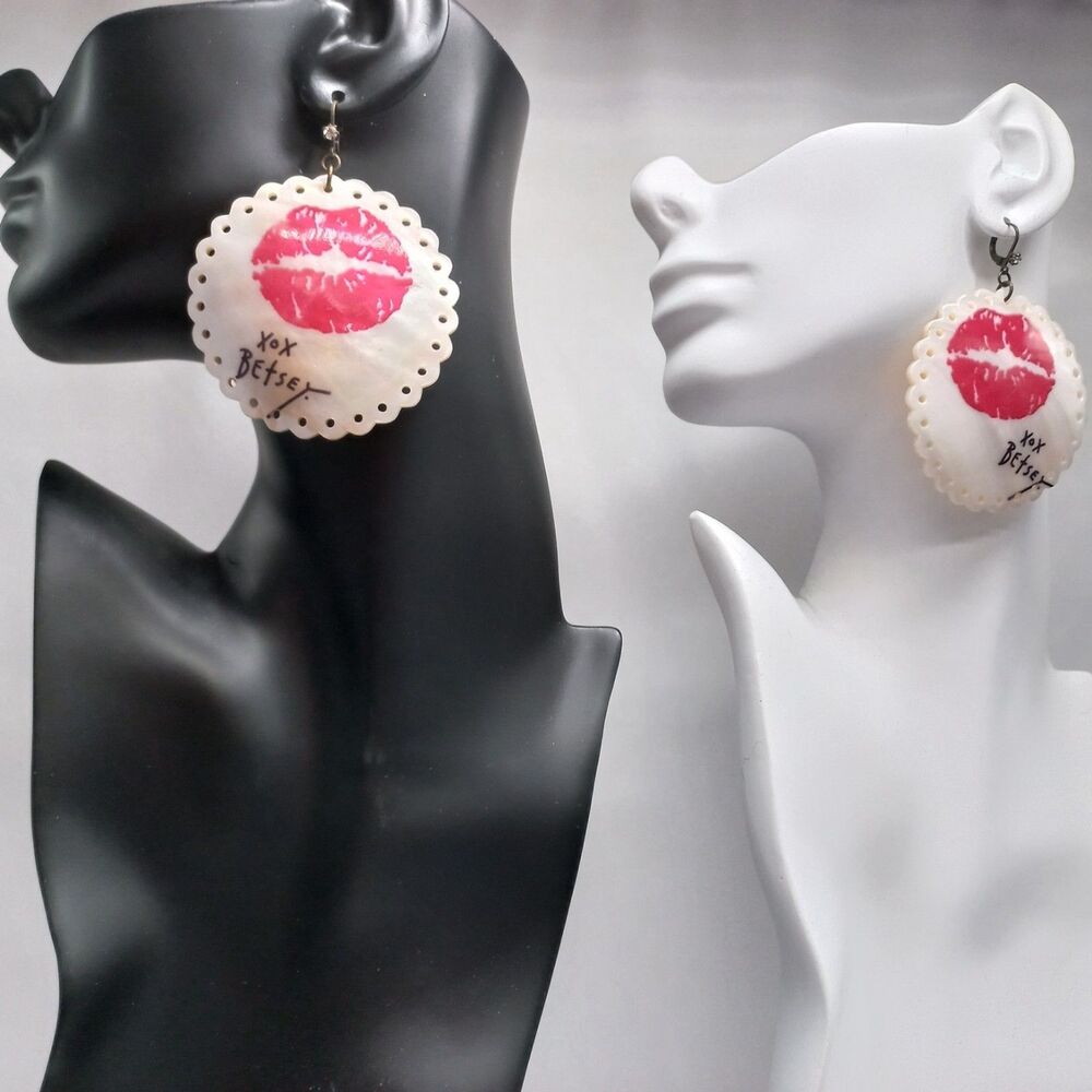 Betsey Johnson LG Earrings Kiss Lips  Scalloped Edge Mother of Pearl Shell